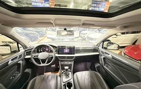 Volkswagen Tiguan II, 2023 год, 2 740 000 рублей, 2 фотография