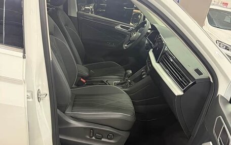 Volkswagen Tiguan II, 2023 год, 2 740 000 рублей, 14 фотография