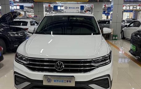Volkswagen Tiguan II, 2023 год, 2 740 000 рублей, 9 фотография