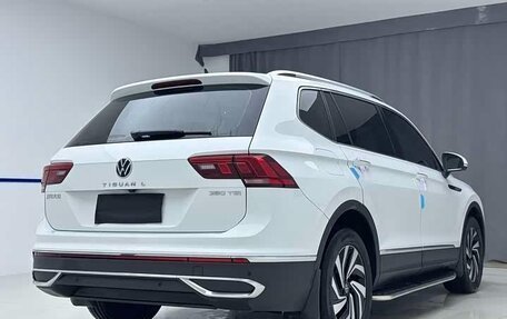 Volkswagen Tiguan II, 2023 год, 2 550 000 рублей, 3 фотография
