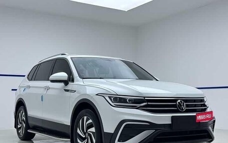 Volkswagen Tiguan II, 2023 год, 2 550 000 рублей, 5 фотография