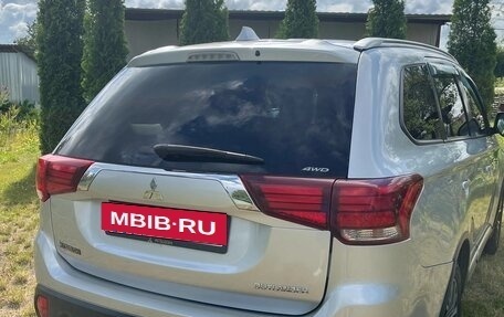 Mitsubishi Outlander III рестайлинг 3, 2015 год, 1 650 000 рублей, 10 фотография