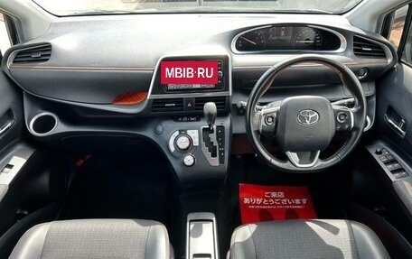 Toyota Sienta II, 2022 год, 1 100 000 рублей, 10 фотография