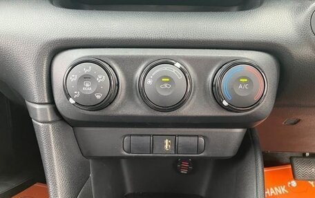 Toyota Yaris, 2022 год, 700 000 рублей, 13 фотография