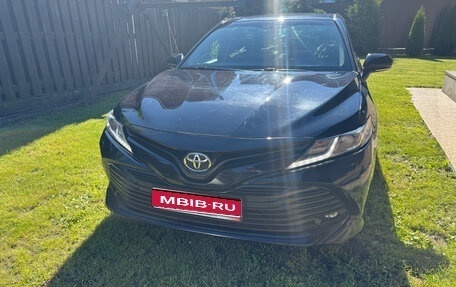 Toyota Camry, 2018 год, 2 600 000 рублей, 1 фотография