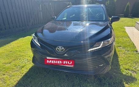 Toyota Camry, 2018 год, 2 600 000 рублей, 2 фотография