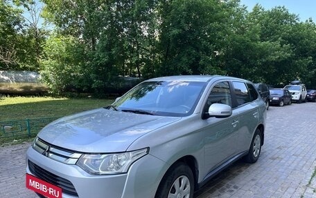 Mitsubishi Outlander III рестайлинг 3, 2014 год, 1 350 000 рублей, 2 фотография