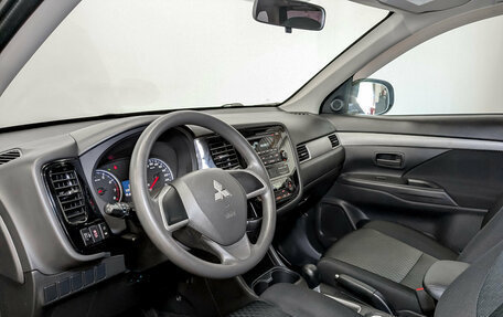 Mitsubishi Outlander III рестайлинг 3, 2014 год, 1 590 000 рублей, 16 фотография