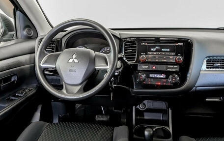 Mitsubishi Outlander III рестайлинг 3, 2014 год, 1 590 000 рублей, 24 фотография