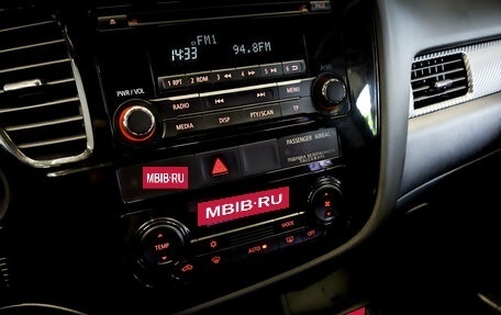 Mitsubishi Outlander III рестайлинг 3, 2014 год, 1 590 000 рублей, 26 фотография