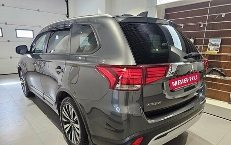 Mitsubishi Outlander III рестайлинг 3, 2020 год, 1 849 000 рублей, 6 фотография