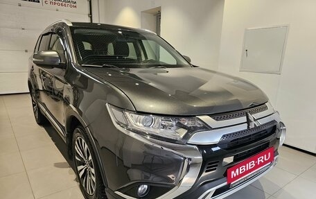 Mitsubishi Outlander III рестайлинг 3, 2020 год, 1 849 000 рублей, 3 фотография
