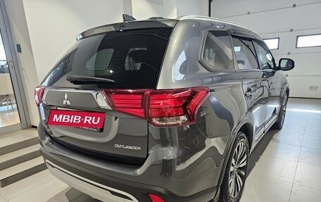 Mitsubishi Outlander III рестайлинг 3, 2020 год, 1 849 000 рублей, 4 фотография