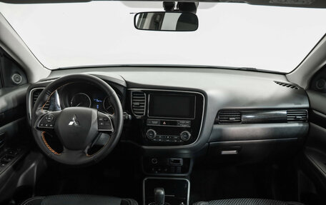 Mitsubishi Outlander III рестайлинг 3, 2019 год, 2 049 000 рублей, 10 фотография