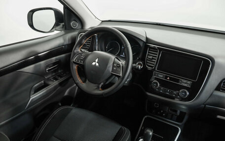Mitsubishi Outlander III рестайлинг 3, 2019 год, 2 049 000 рублей, 9 фотография