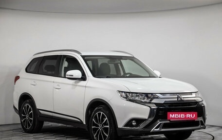 Mitsubishi Outlander III рестайлинг 3, 2019 год, 2 049 000 рублей, 3 фотография