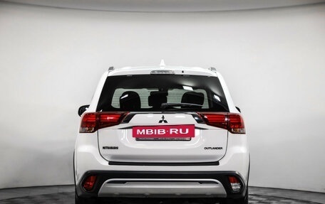 Mitsubishi Outlander III рестайлинг 3, 2019 год, 2 049 000 рублей, 7 фотография