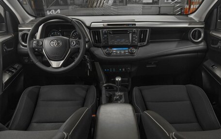Toyota RAV4, 2016 год, 1 999 000 рублей, 10 фотография