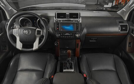 Toyota Land Cruiser Prado 150 рестайлинг 2, 2017 год, 3 499 000 рублей, 8 фотография
