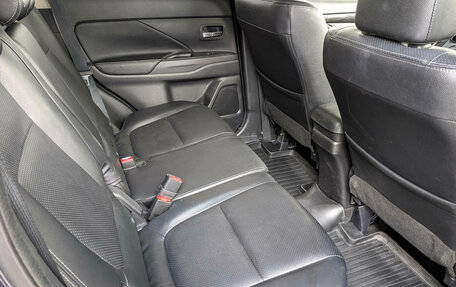 Mitsubishi Outlander III рестайлинг 3, 2016 год, 1 999 000 рублей, 18 фотография
