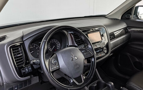 Mitsubishi Outlander III рестайлинг 3, 2016 год, 1 999 000 рублей, 15 фотография
