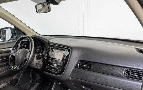 Mitsubishi Outlander III рестайлинг 3, 2016 год, 1 999 000 рублей, 13 фотография