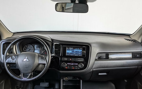 Mitsubishi Outlander III рестайлинг 3, 2016 год, 1 999 000 рублей, 14 фотография