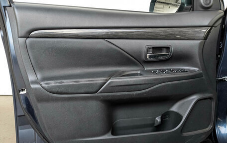 Mitsubishi Outlander III рестайлинг 3, 2016 год, 1 999 000 рублей, 19 фотография