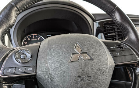 Mitsubishi Outlander III рестайлинг 3, 2016 год, 1 999 000 рублей, 26 фотография