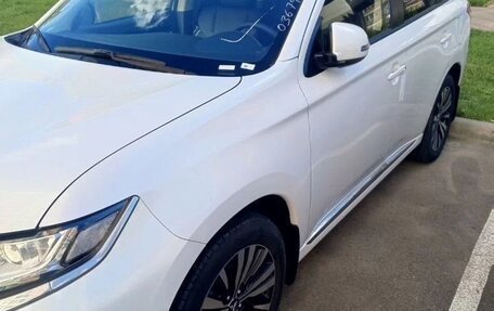 Mitsubishi Outlander III рестайлинг 3, 2022 год, 2 775 000 рублей, 2 фотография