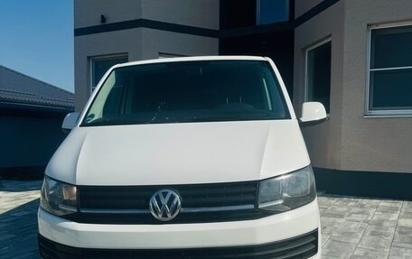 Volkswagen Caravelle T6 рестайлинг, 2017 год, 2 850 000 рублей, 1 фотография