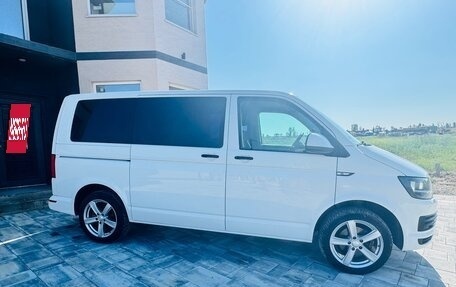 Volkswagen Caravelle T6 рестайлинг, 2017 год, 2 850 000 рублей, 4 фотография
