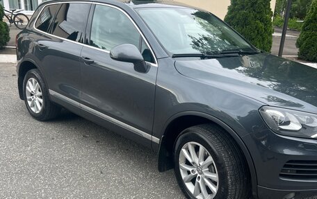 Volkswagen Touareg III, 2011 год, 1 470 000 рублей, 2 фотография