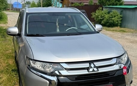 Mitsubishi Outlander III рестайлинг 3, 2016 год, 1 750 000 рублей, 2 фотография