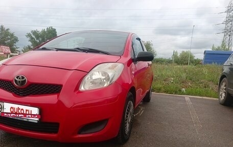 Toyota Yaris III рестайлинг, 2010 год, 450 000 рублей, 2 фотография