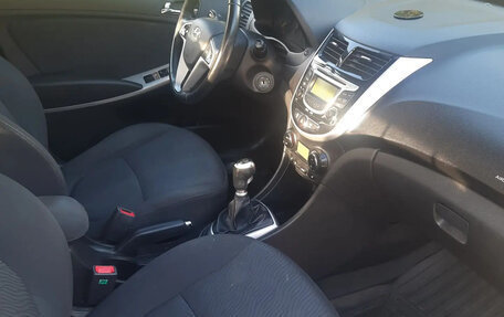 Hyundai Solaris II рестайлинг, 2012 год, 650 000 рублей, 19 фотография
