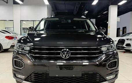 Volkswagen T-Roc I, 2023 год, 1 978 000 рублей, 2 фотография