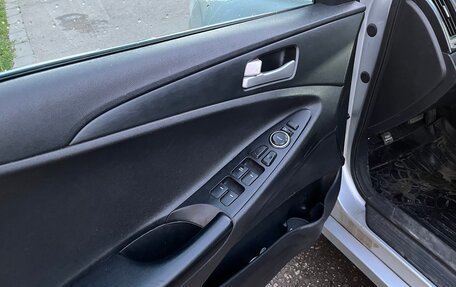 Hyundai Sonata VI, 2010 год, 870 000 рублей, 2 фотография