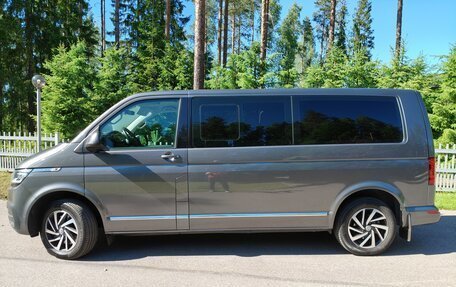 Volkswagen Multivan T6 рестайлинг, 2021 год, 6 900 000 рублей, 2 фотография
