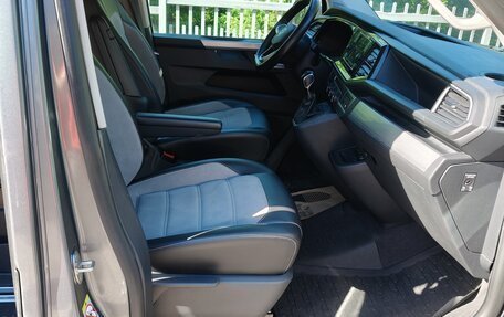 Volkswagen Multivan T6 рестайлинг, 2021 год, 6 900 000 рублей, 10 фотография