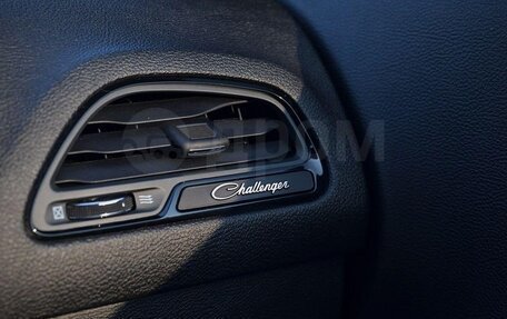 Dodge Challenger III рестайлинг 2, 2021 год, 4 650 000 рублей, 10 фотография