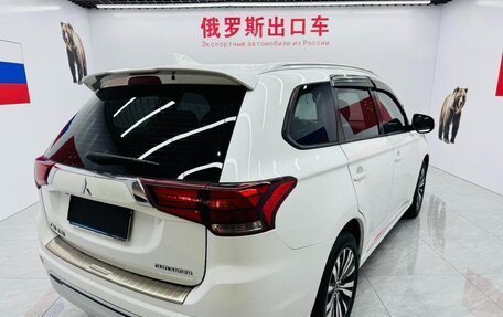 Mitsubishi Outlander III рестайлинг 3, 2022 год, 1 980 548 рублей, 6 фотография