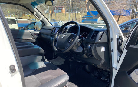 Toyota HiAce H200, 2015 год, 2 850 000 рублей, 10 фотография