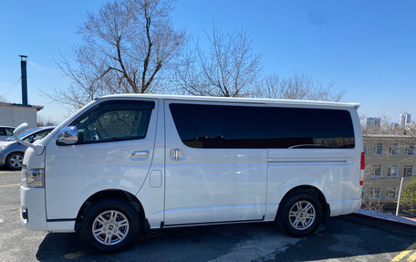 Toyota HiAce H200, 2015 год, 2 850 000 рублей, 3 фотография