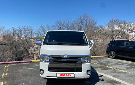 Toyota HiAce H200, 2015 год, 2 850 000 рублей, 2 фотография