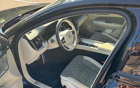 Volvo V60 Cross Country II, 2019 год, 3 800 000 рублей, 3 фотография