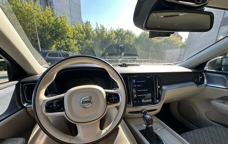 Volvo V60 Cross Country II, 2019 год, 3 800 000 рублей, 2 фотография