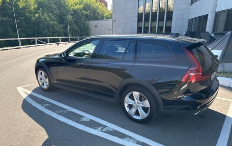 Volvo V60 Cross Country II, 2019 год, 3 800 000 рублей, 4 фотография