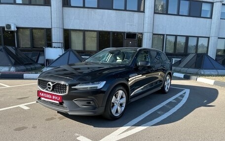 Volvo V60 Cross Country II, 2019 год, 3 800 000 рублей, 5 фотография