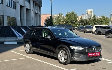 Volvo V60 Cross Country II, 2019 год, 3 800 000 рублей, 6 фотография